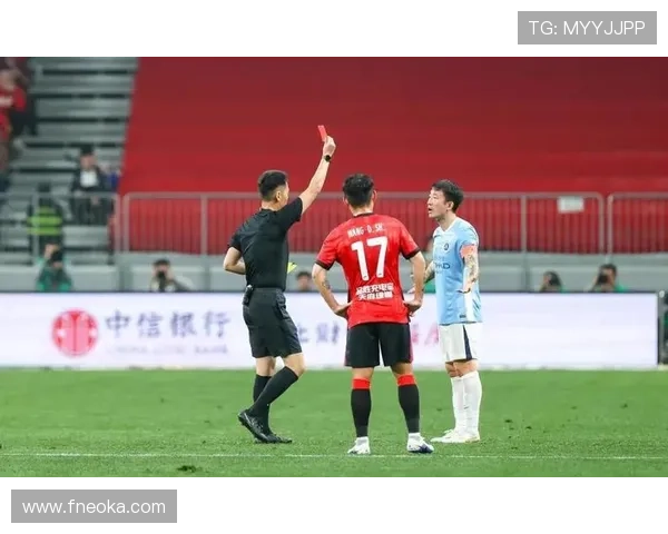 前国脚肘击染红失队长职